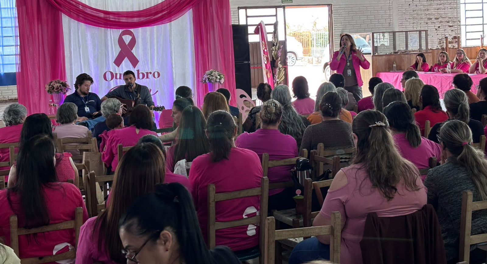 Capa Miraguaí reúne mais de 300 mulheres em palestra e ação de conscientização do Outubro Rosa
