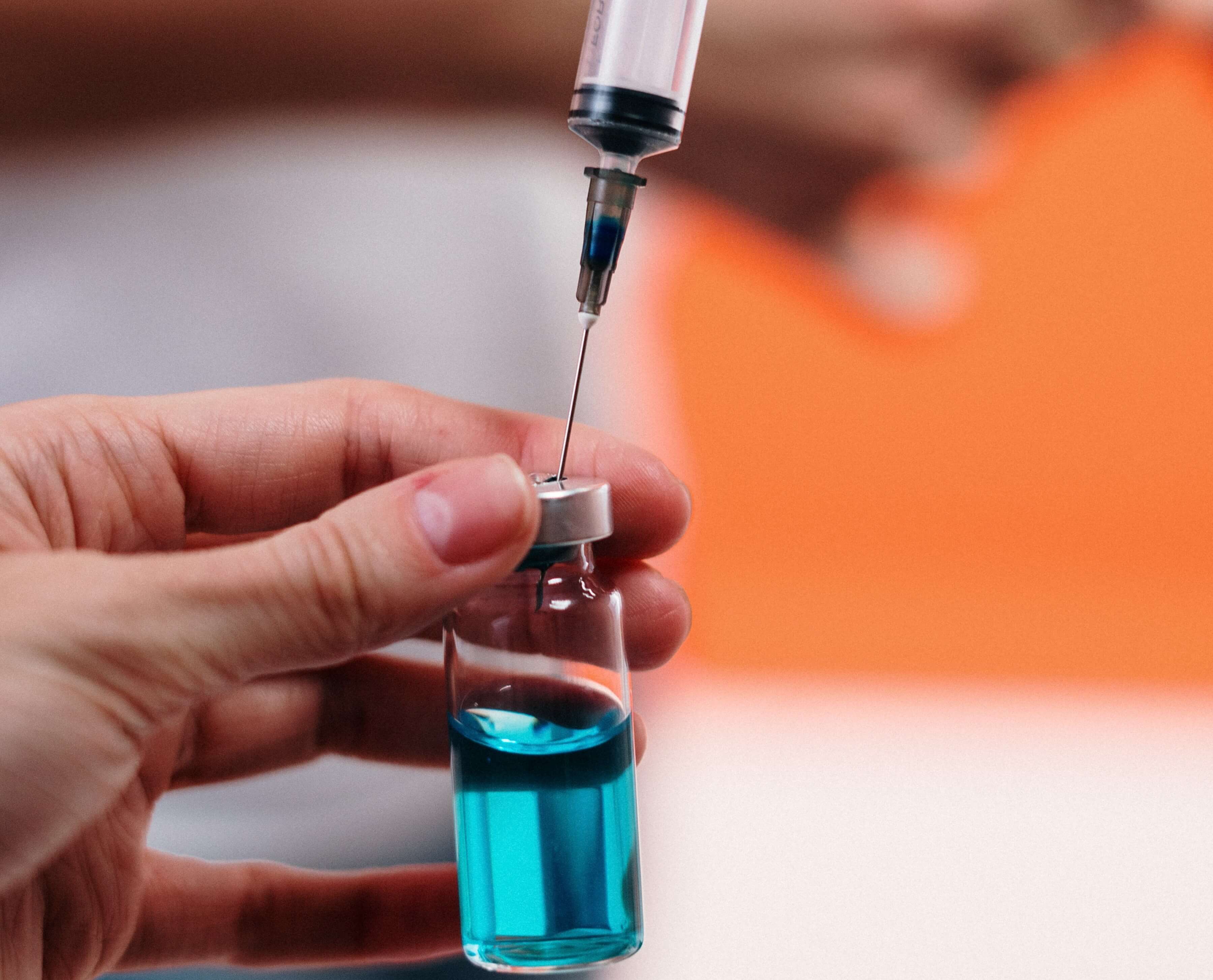 Capa Covid-19: vacina atualizada da Pfizer mostra forte resposta contra a nova variante BQ1.1