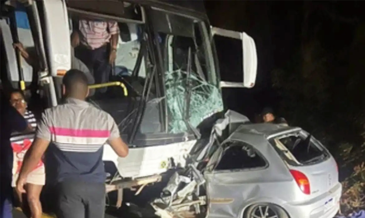 Capa Acidente com ônibus de romeiros deixa 5 mortos em MG