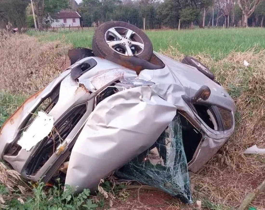 Capa Carro capota na BR-468 em Bom Progresso