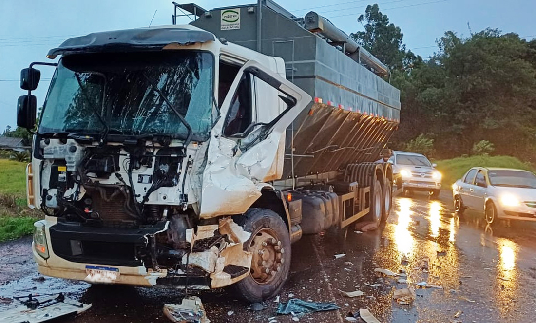 Capa Colisão entre caminhões deixa trânsito lento na BR-468 em Três Passos