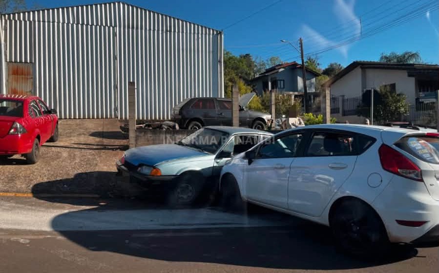 Capa Colisão entre dois carros deixa mulher ferida no bairro Pavão em Panambi