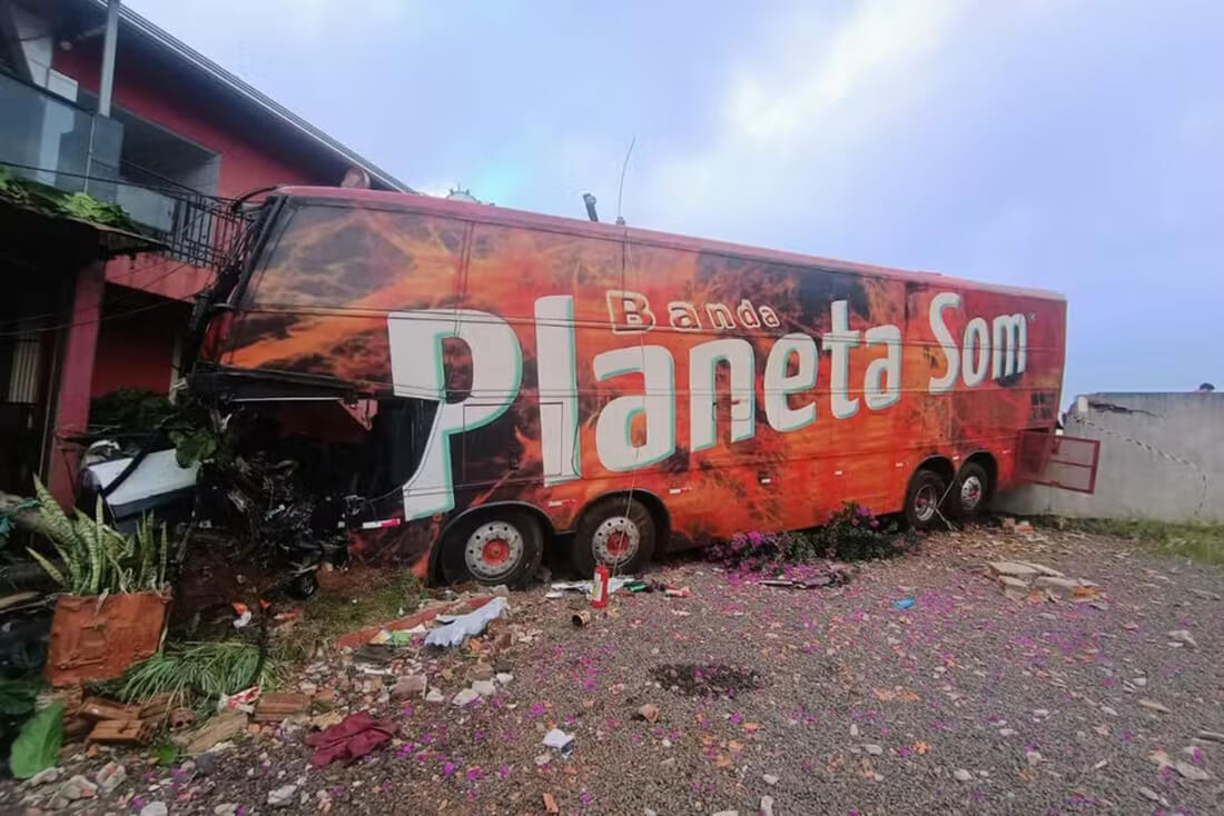 Capa Uma pessoa morre e sete ficam feridas após carro bater de frente com ônibus da banda Planeta Som