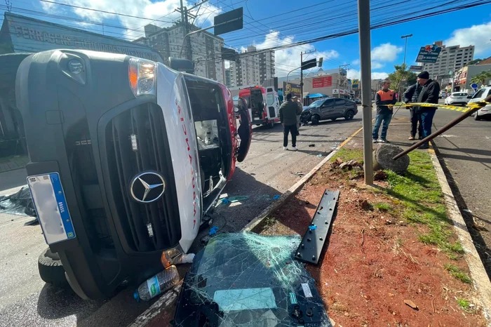 Capa Acidente entre carro e ambulância deixa paciente morto e cinco pessoas feridas em Passo Fundo