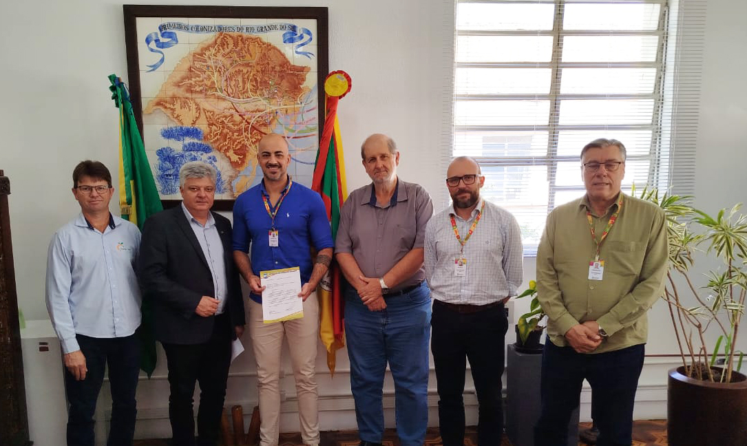 Capa Prefeito de Liberato Salzano entrega convites para o 25º Ciclo de Palestras sobre Citricultura