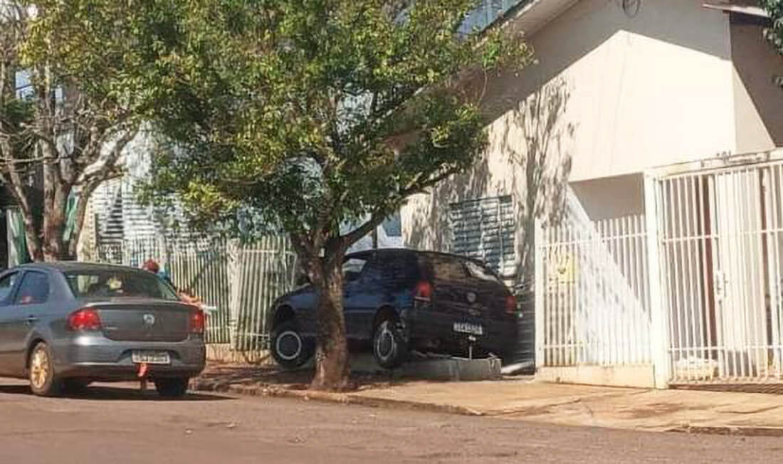 Capa Veículo colide em residência em Coronel Bicaco