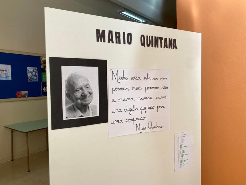 Capa Obras de Mário Quintana estão expostas na biblioteca da URI/FW