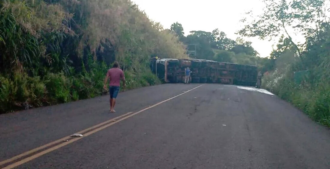 Capa Motorista morre após carreta carregada com suínos tombar entre Palmitinho e Tenente Portela