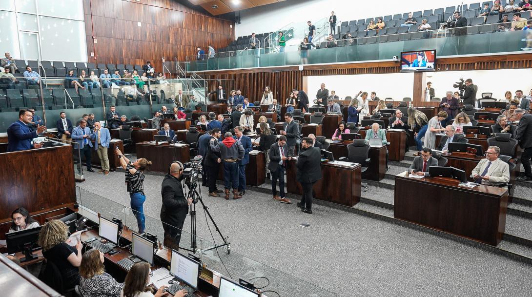 Capa Assembleia aprova os quatro projetos de educação do governo Leite