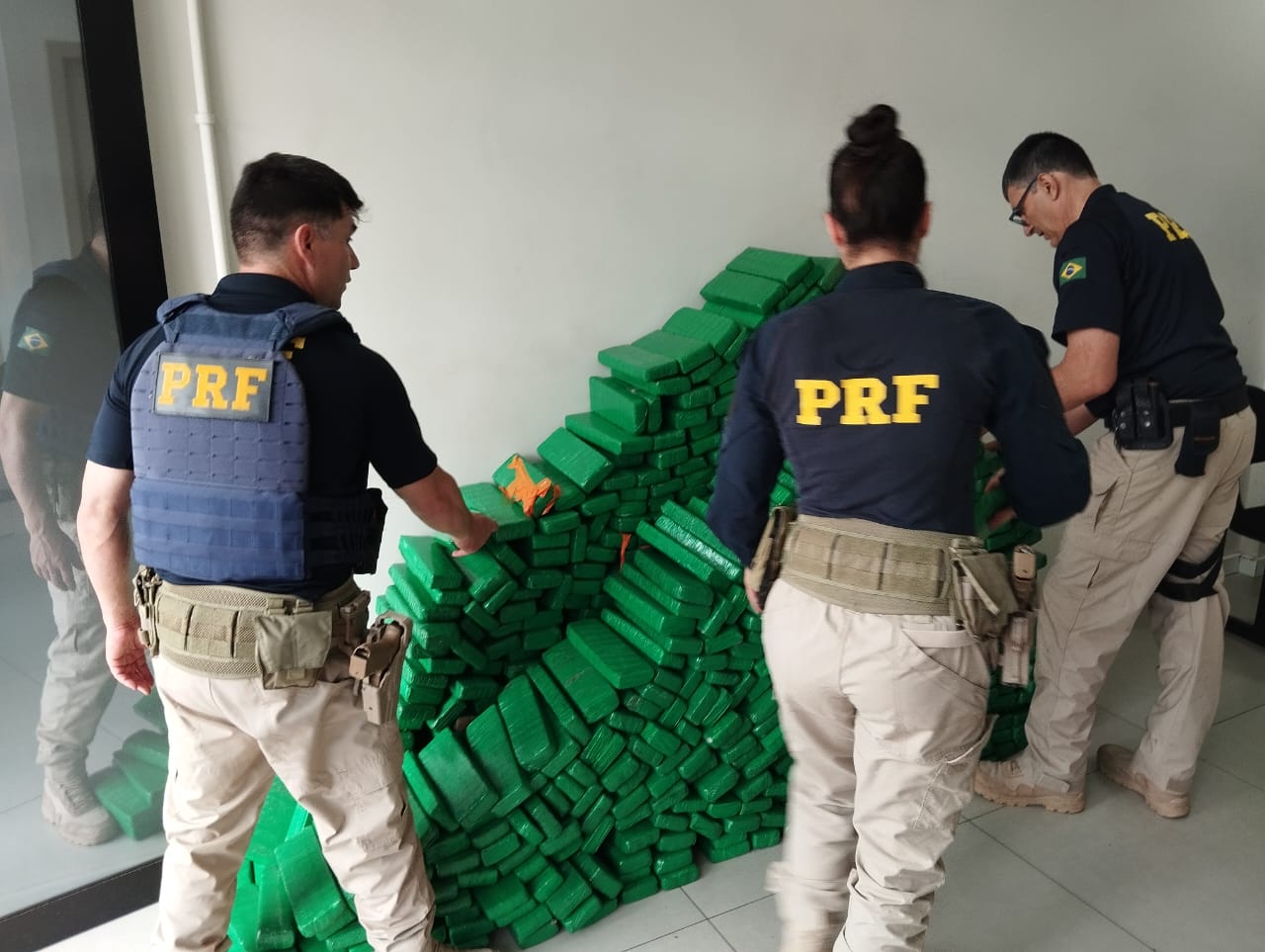 Capa PRF apreende mais de meia tonelada de maconha em Passo Fundo