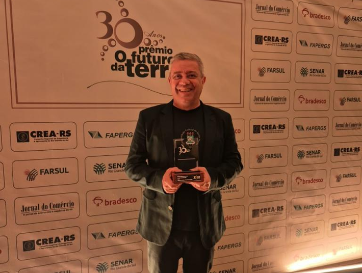 Capa Professor da UFSM-PM recebe Prêmio O Futuro da Terra durante a Expointer 2026