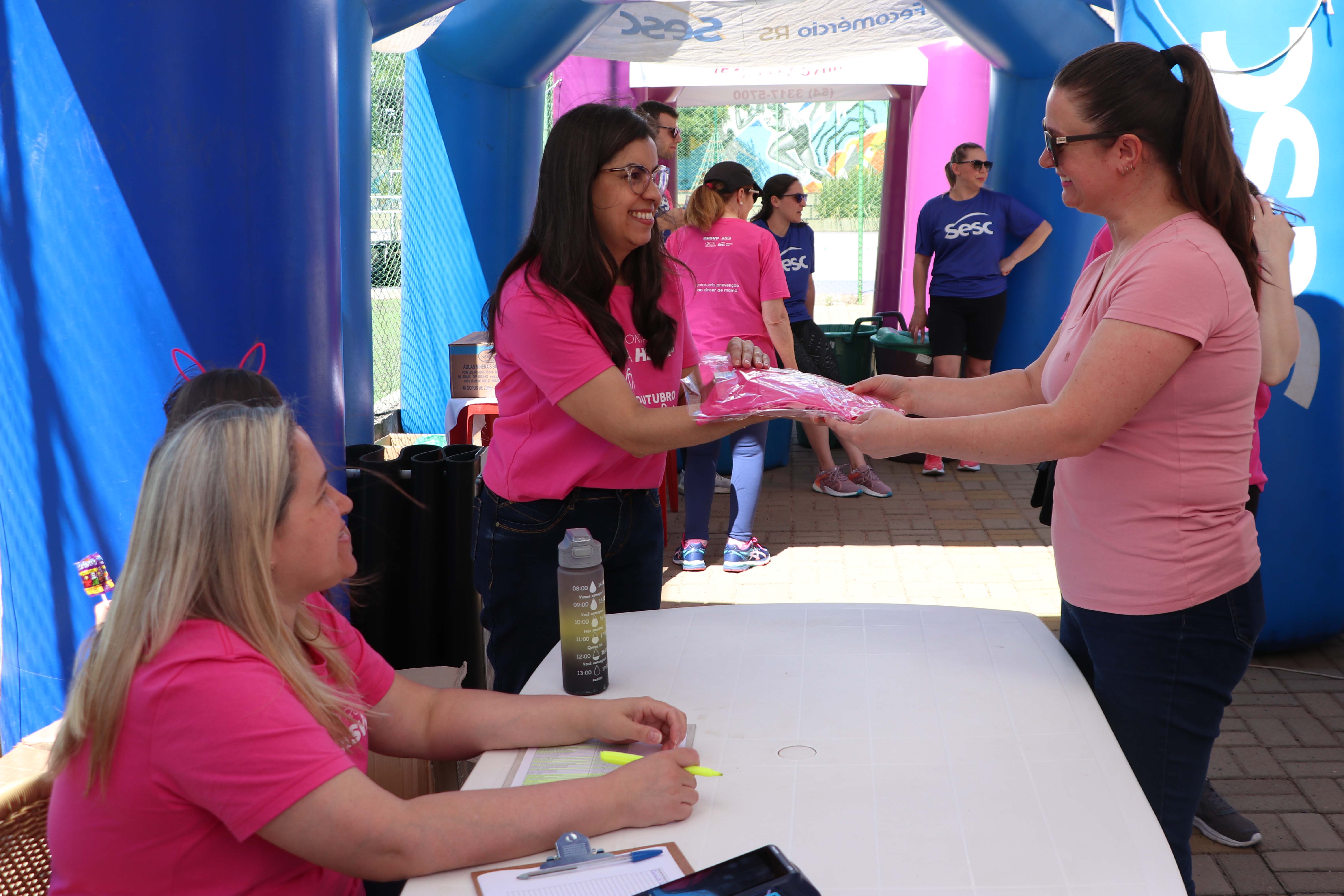Capa Encontro Rosa reúne mais de 100 participantes em tarde de conscientização e bem-estar