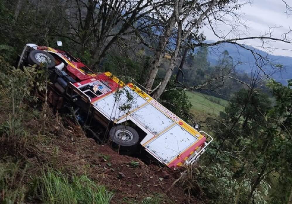 Capa Caminhão dos bombeiros tomba na SC-386 em Mondaí
