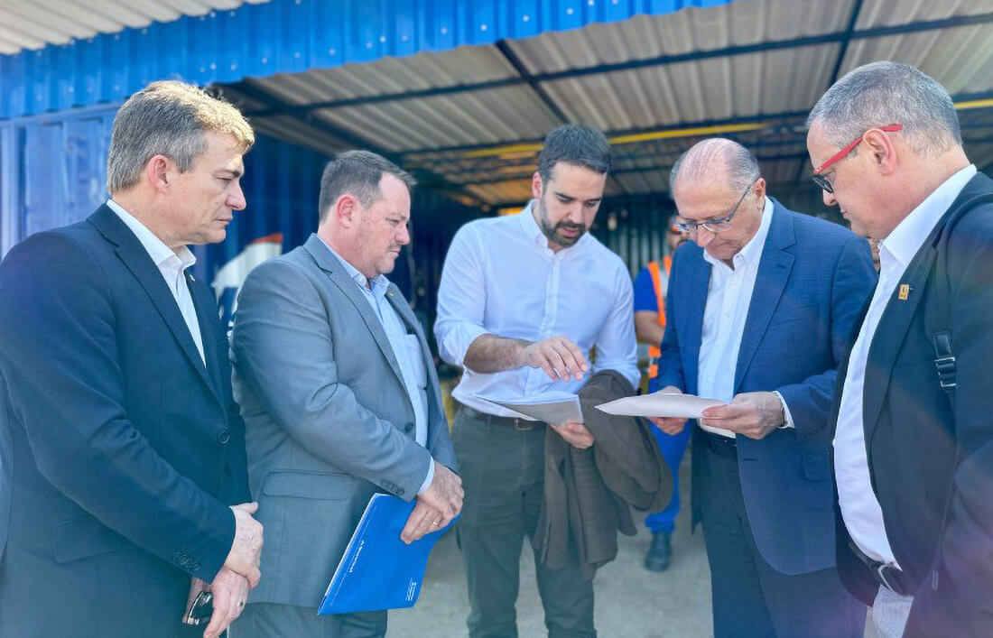 Capa Documento com sugestões para fortalecimento da cadeia leiteira gaúcha é entregue a Alckmin