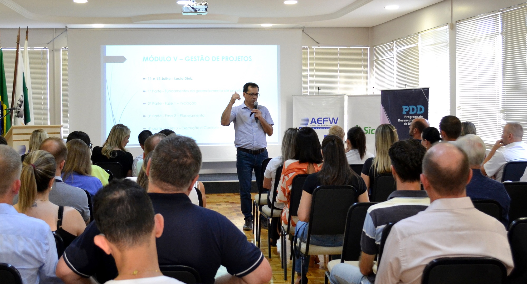 Capa AEFW realiza palestra sobre Megatendências e Competitividade 