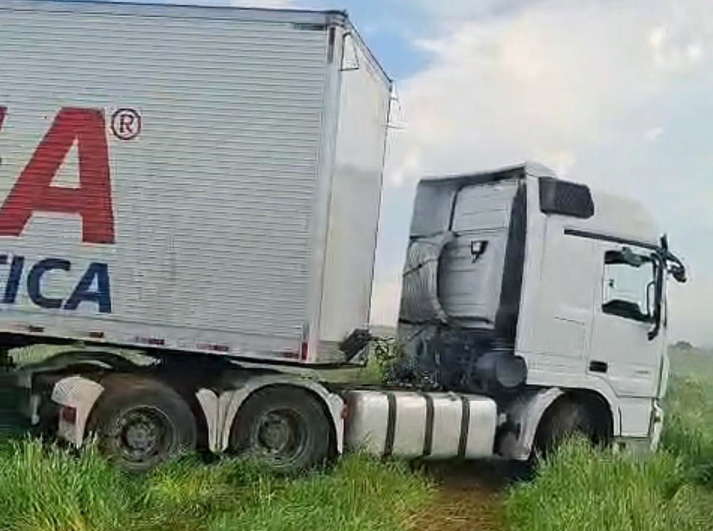 Capa Caminhão com carga de leite é alvo de tentativa de roubo em Passo Fundo