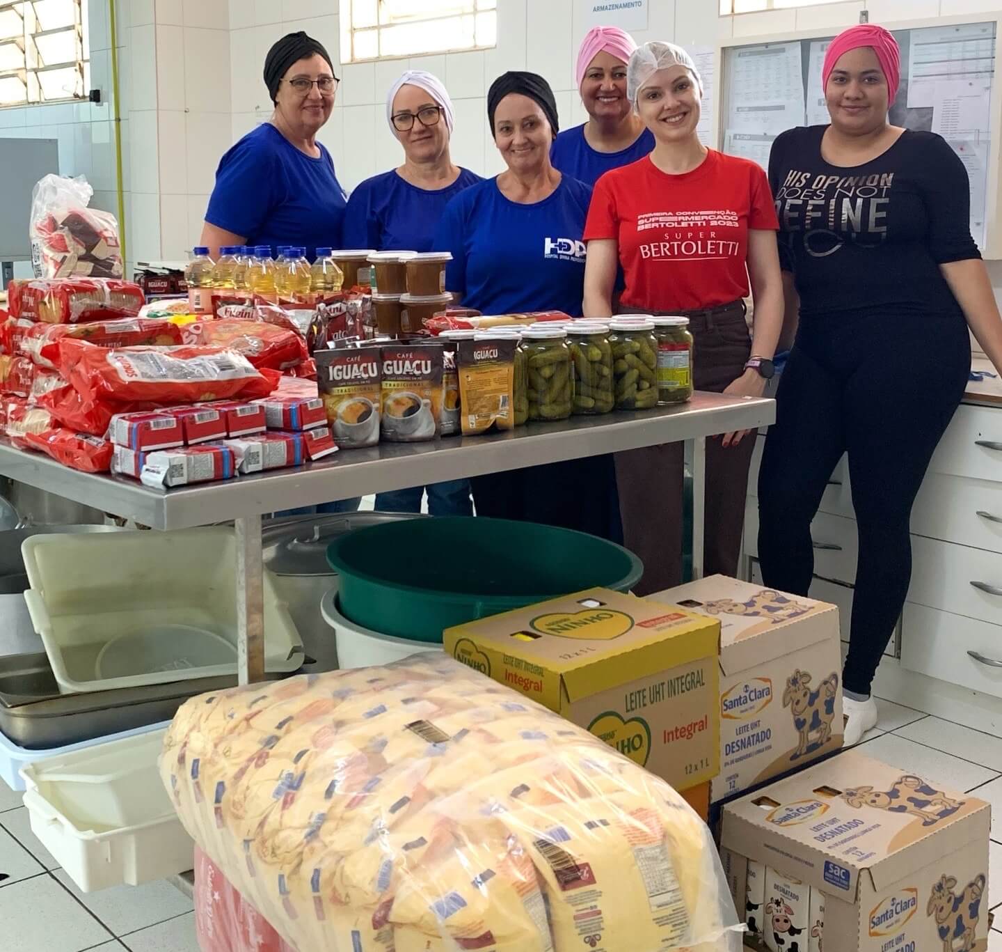 Capa Supermercado Bertoletti faz doação de alimentos ao HDP