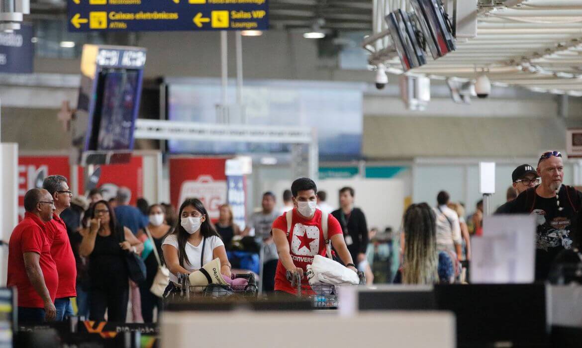 Capa Anvisa derruba obrigatoriedade de máscaras em aeroportos e aviões