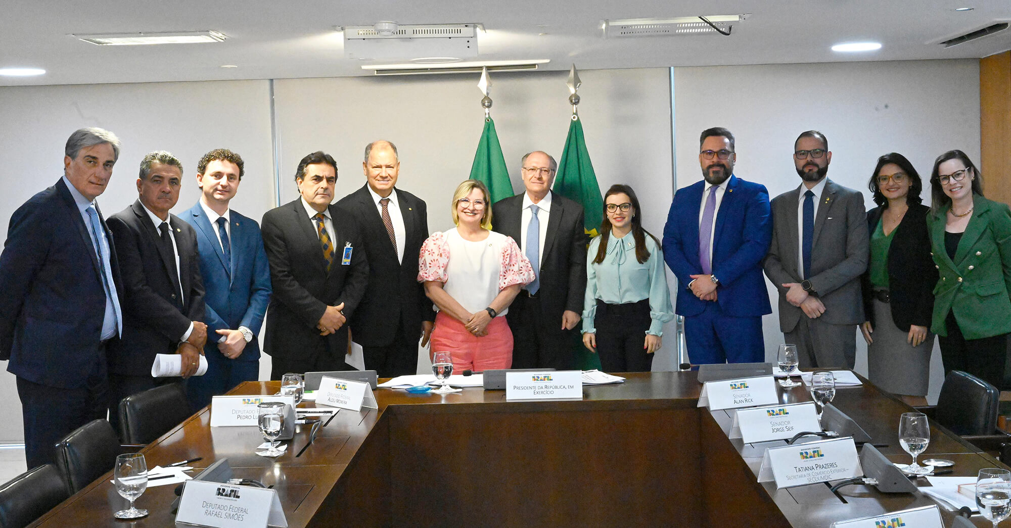 Capa Alckmin acena com medidas para socorrer produtores de leite