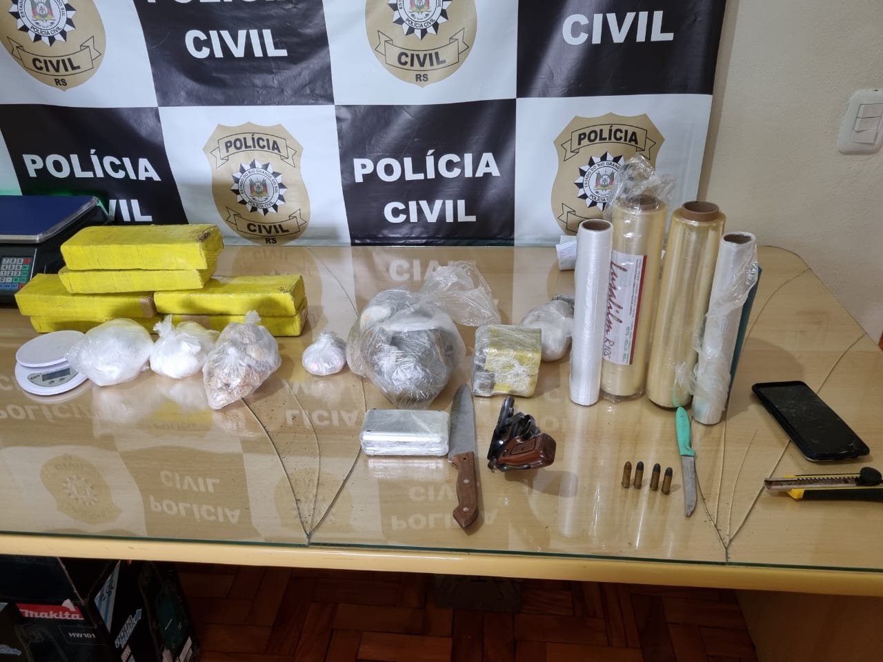 Capa Duas pessoas são presas acusadas de tráfico de drogas em Sarandi
