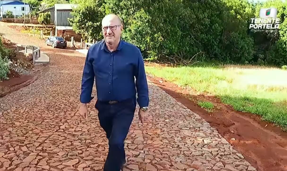 Capa Prefeito Rosemar Sala acompanha obras de calçamento entre bairros em Tenente Portela