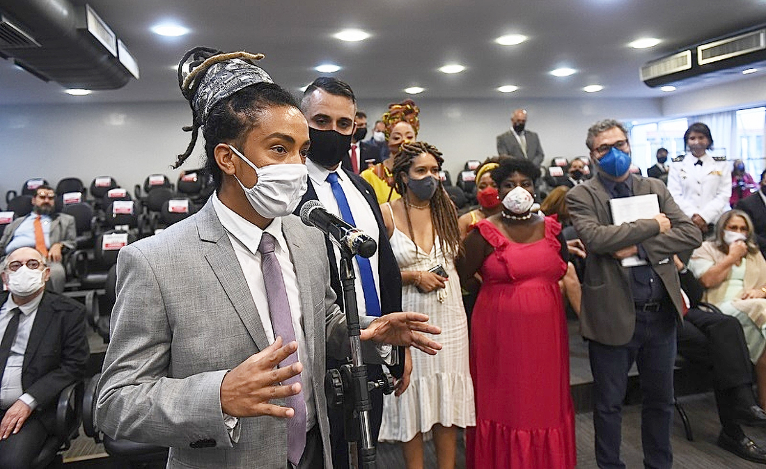 Capa Deputados divergem sobre mudanças no hino do RS