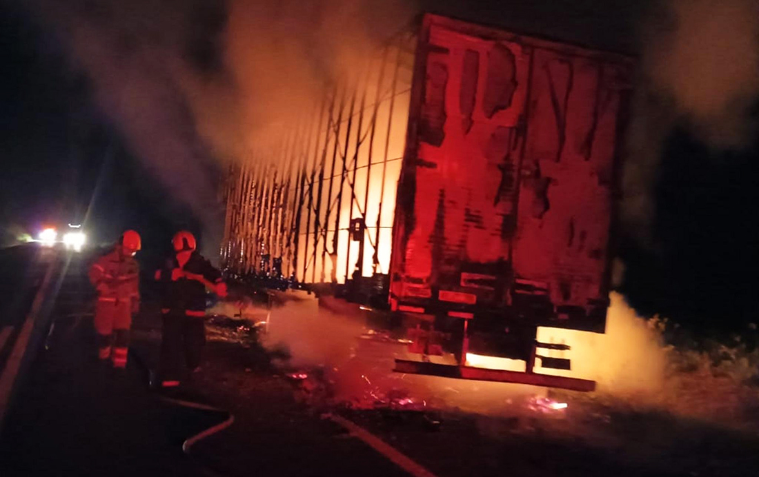 Capa Caminhão pega fogo na BR-386, em São José das Missões, e motorista fica ferido