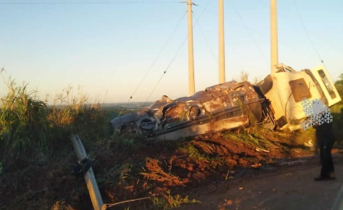 Capa Caminhão de transporte de leite tombou no interior de Crisiumal