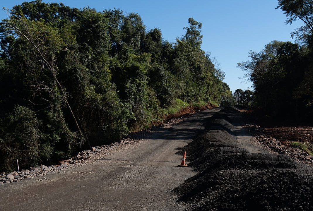 Capa Alpestre avança com obra de pavimentação até Encruzilhada Gaúcha e alargamento sobre o Rio Bonito
