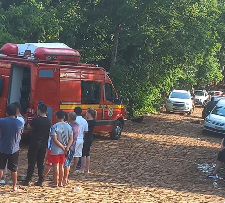 Capa Mergulhadores do Corpo de Bombeiros são acionados para retirar do Rio do Mel vítimas de acidente em Iraí 