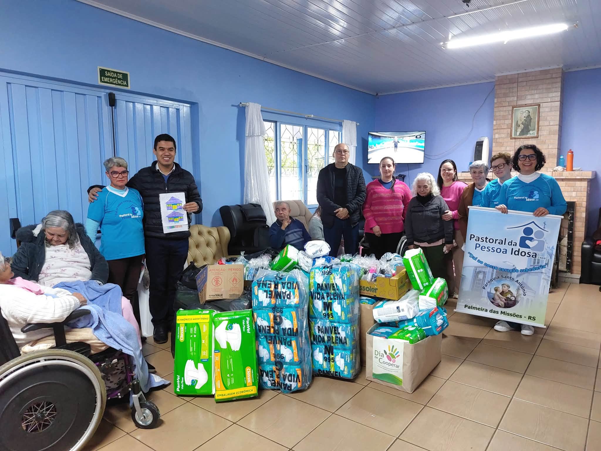Capa Pastoral da Pessoa Idosa entrega doações de cooperativas a idosos e pacientes em Palmeira das Missões