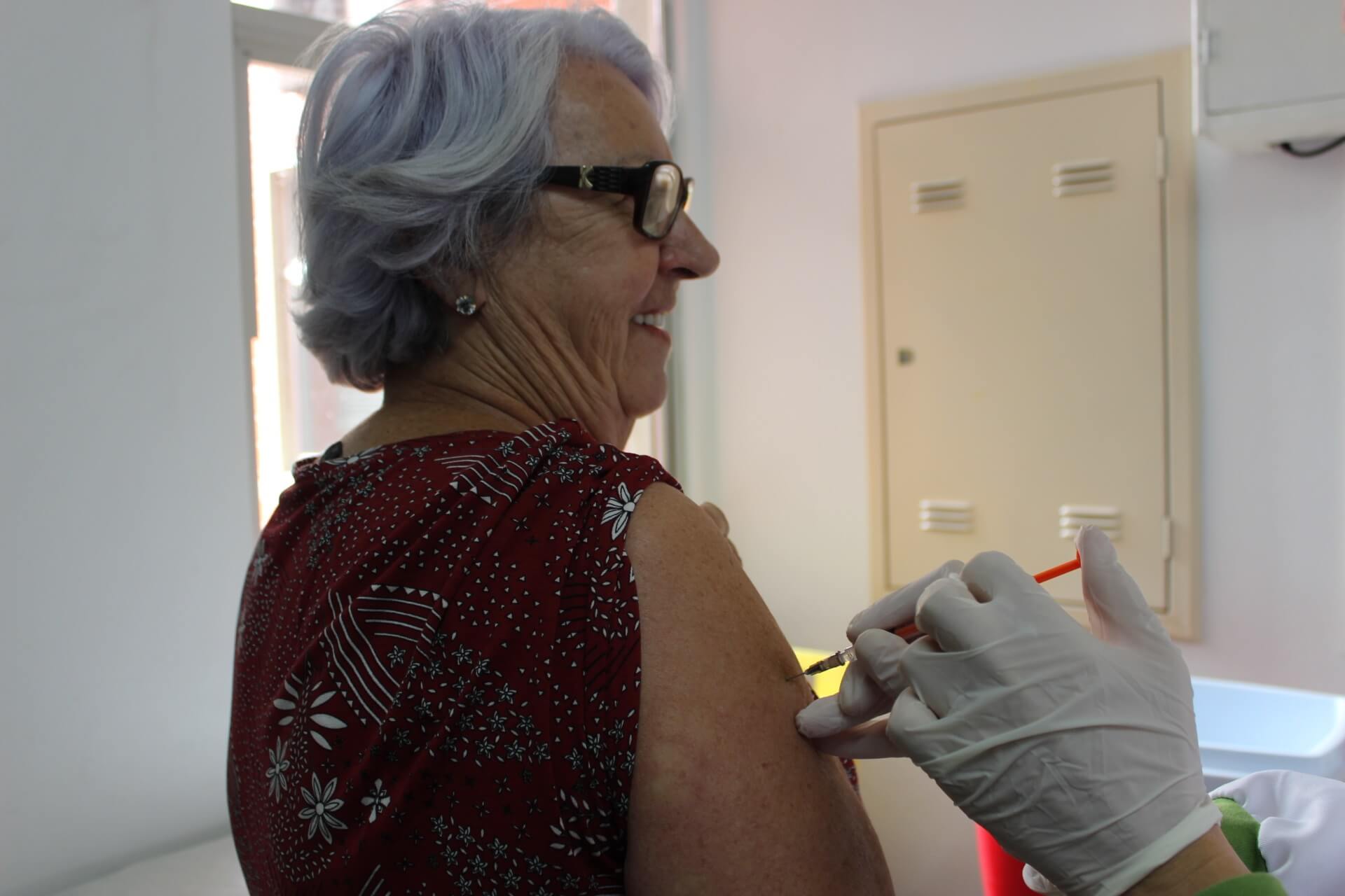 Capa FW: Liberada vacinação com doses bivalentes para pessoas com 60 anos