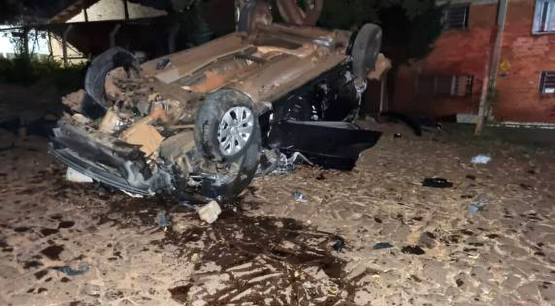 Capa Jovem de 22 anos morre e outros três ficam feridos em capotagem de veículo