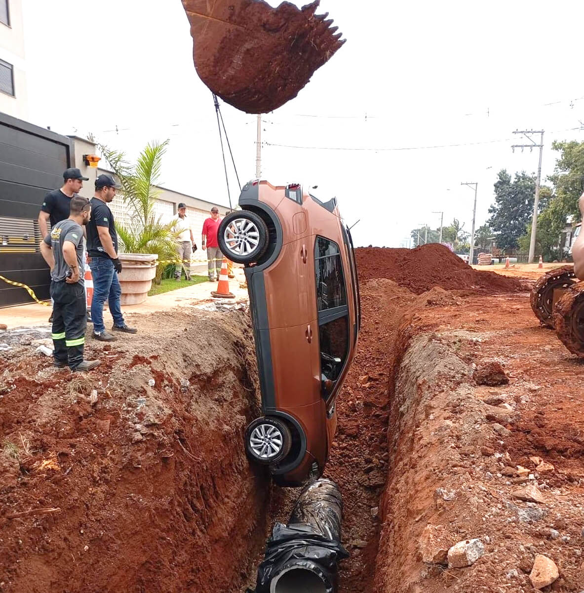 Capa Carro cai em buraco de obra na saída da garagem de prédio em Santa Rosa