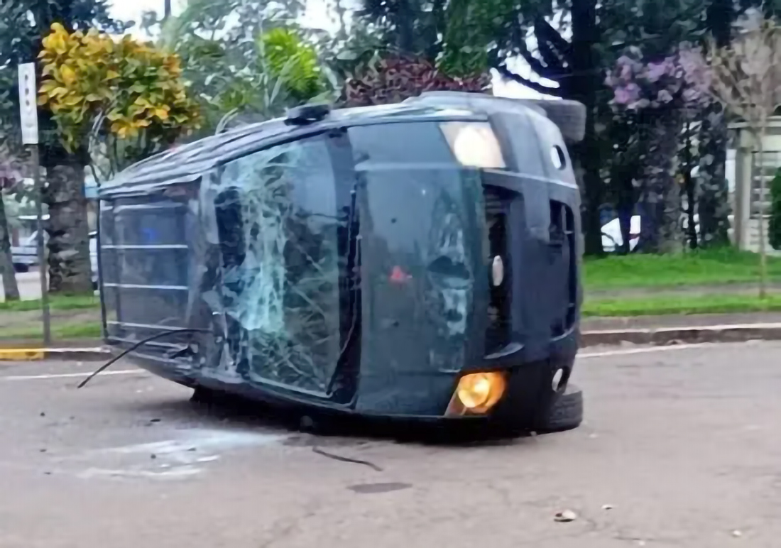 Capa Colisão entre veículos deixa utilitário tombado no centro de Crissiumal