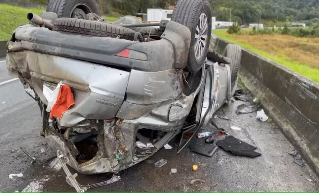 Capa Dunga e esposa recebem alta após capotarem carro no Paraná