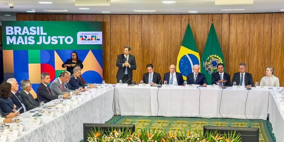 Capa Lula assina projeto de lei que isenta Imposto de Renda para quem ganha até R$ 5 mil