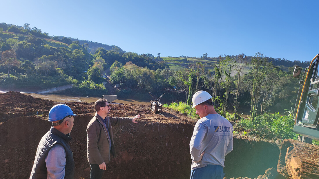 Capa Iniciados os trabalhos para a reconstrução da ponte sobre o Rio da Várzea em Rodeio Bonito