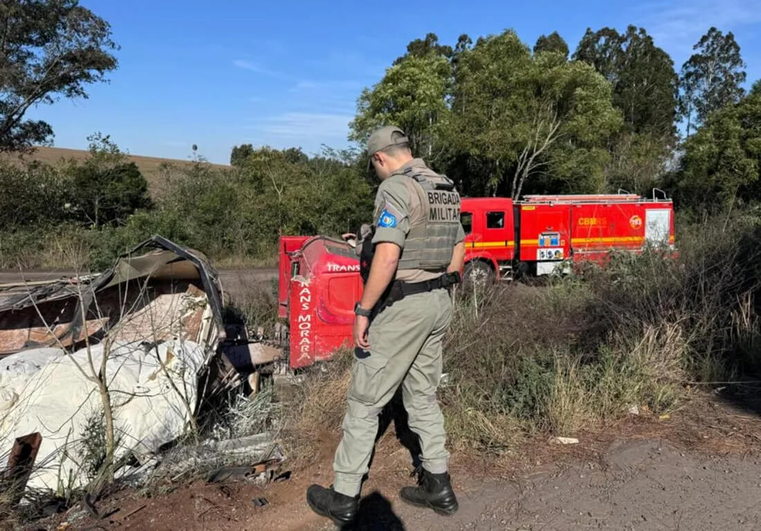 Capa Carreta carregada de farinha tomba no trevo de acesso a BR-158, em Panambi
