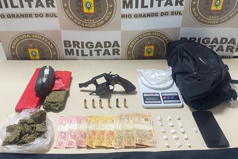 Capa Carazinho: Mulher é presa pela BM por porte ilegal de arma de fogo e tráfico de drogas