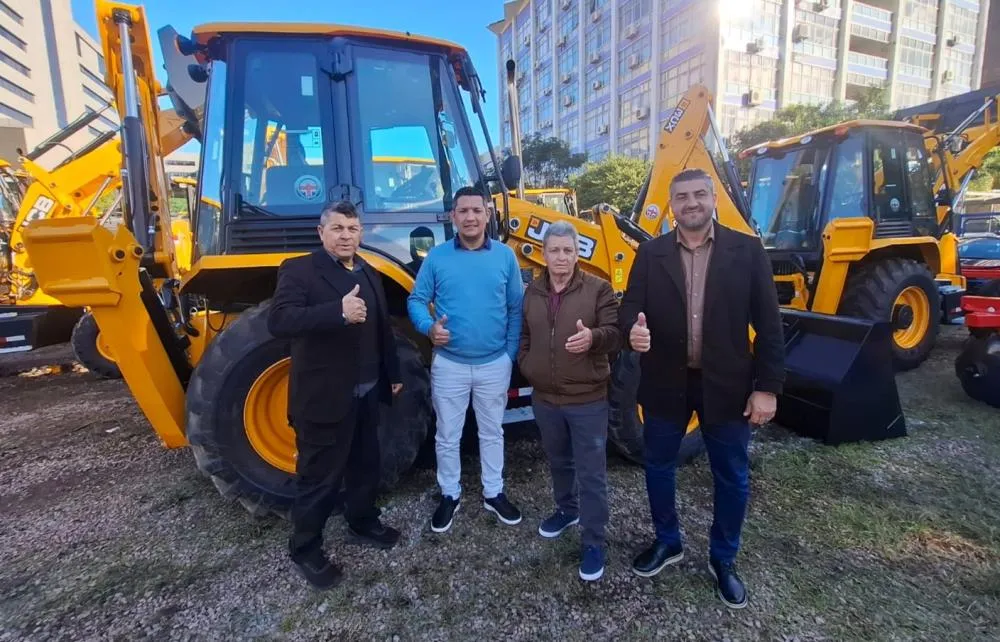 Capa Lajeado do Bugre recebe retroescavadeira por meio do PROMAQ