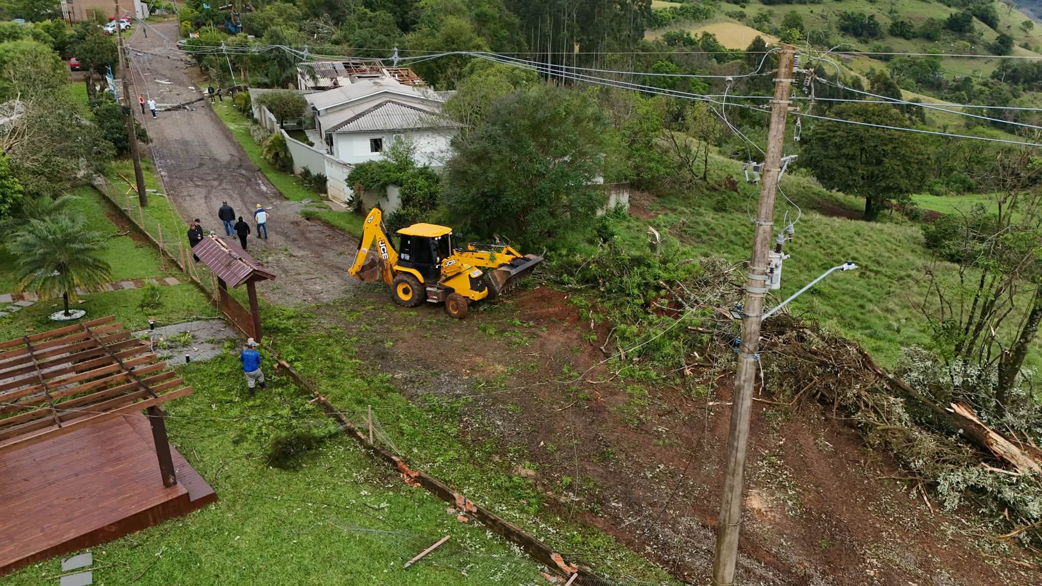 Capa Temporal com chuva, vento e granizo causa estragos em Trindade do Sul