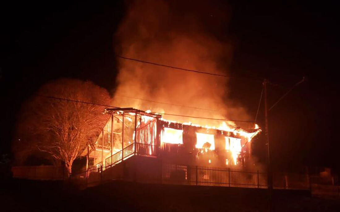 Capa Casa é consumida pelo fogo em Iraí