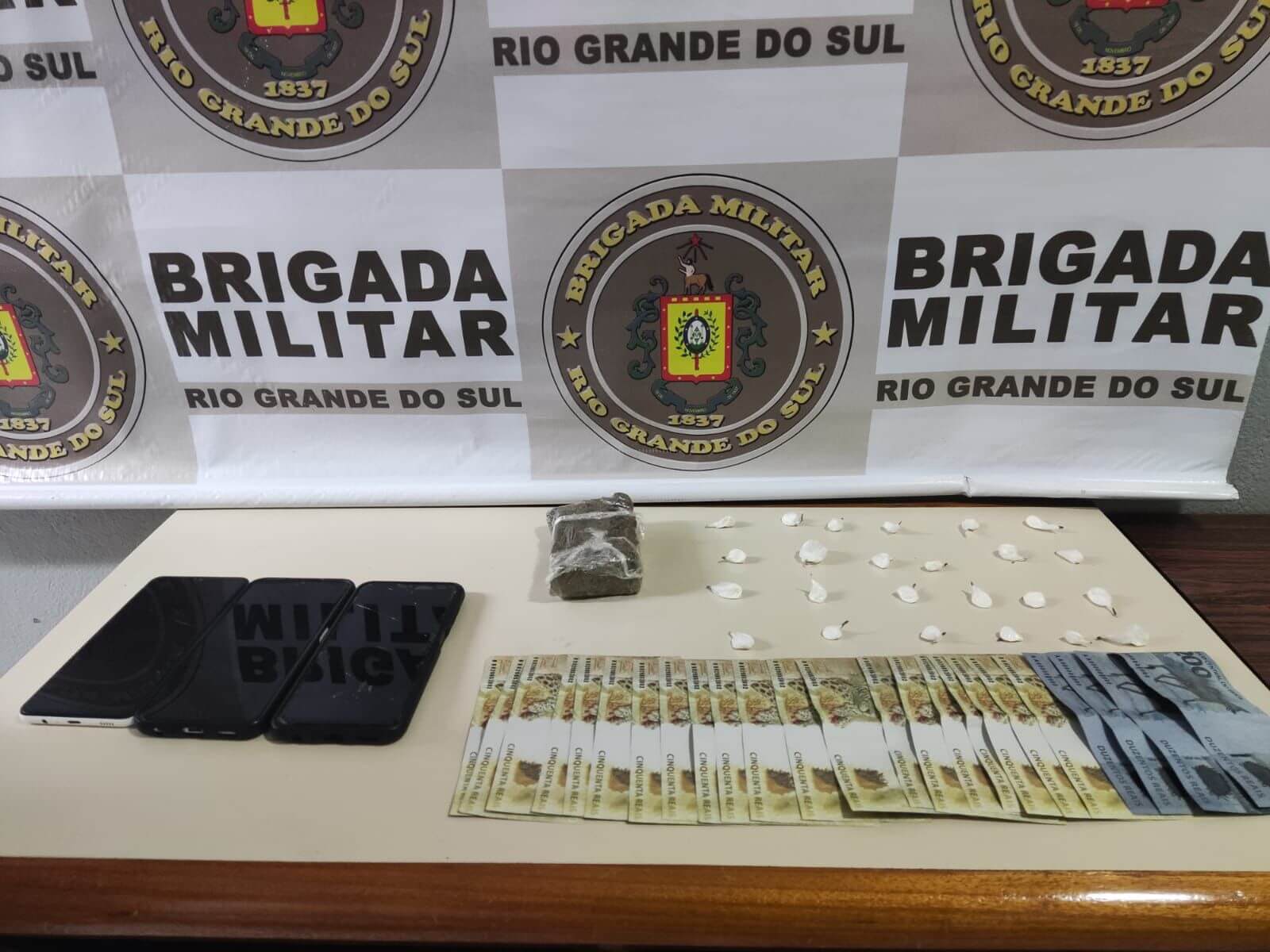 Capa Sarandi: homem é preso por tráfico de drogas e receptação de moeda falsa