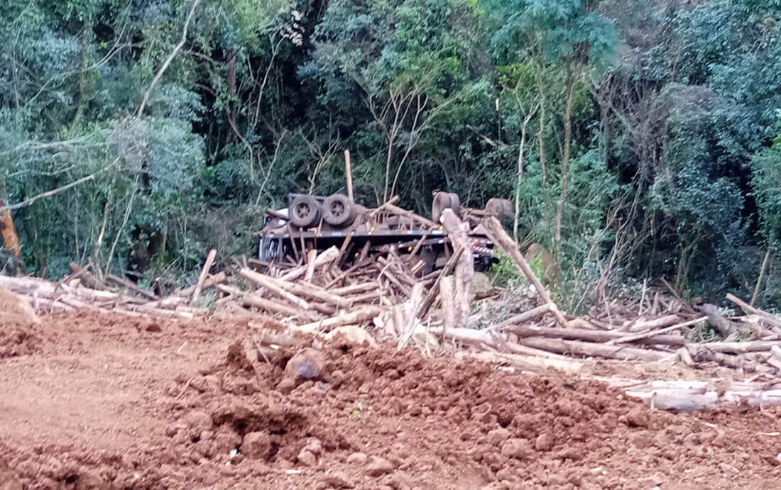 Capa Motorista é resgatado de helicóptero após tombamento de caminhão em Santa Catarina