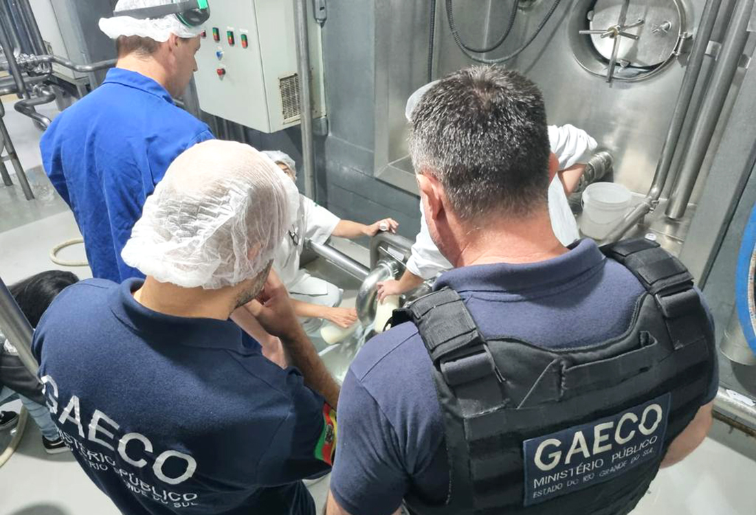 Capa MPRS condena réu a 13 anos de prisão por adulterar leite com água e ureia