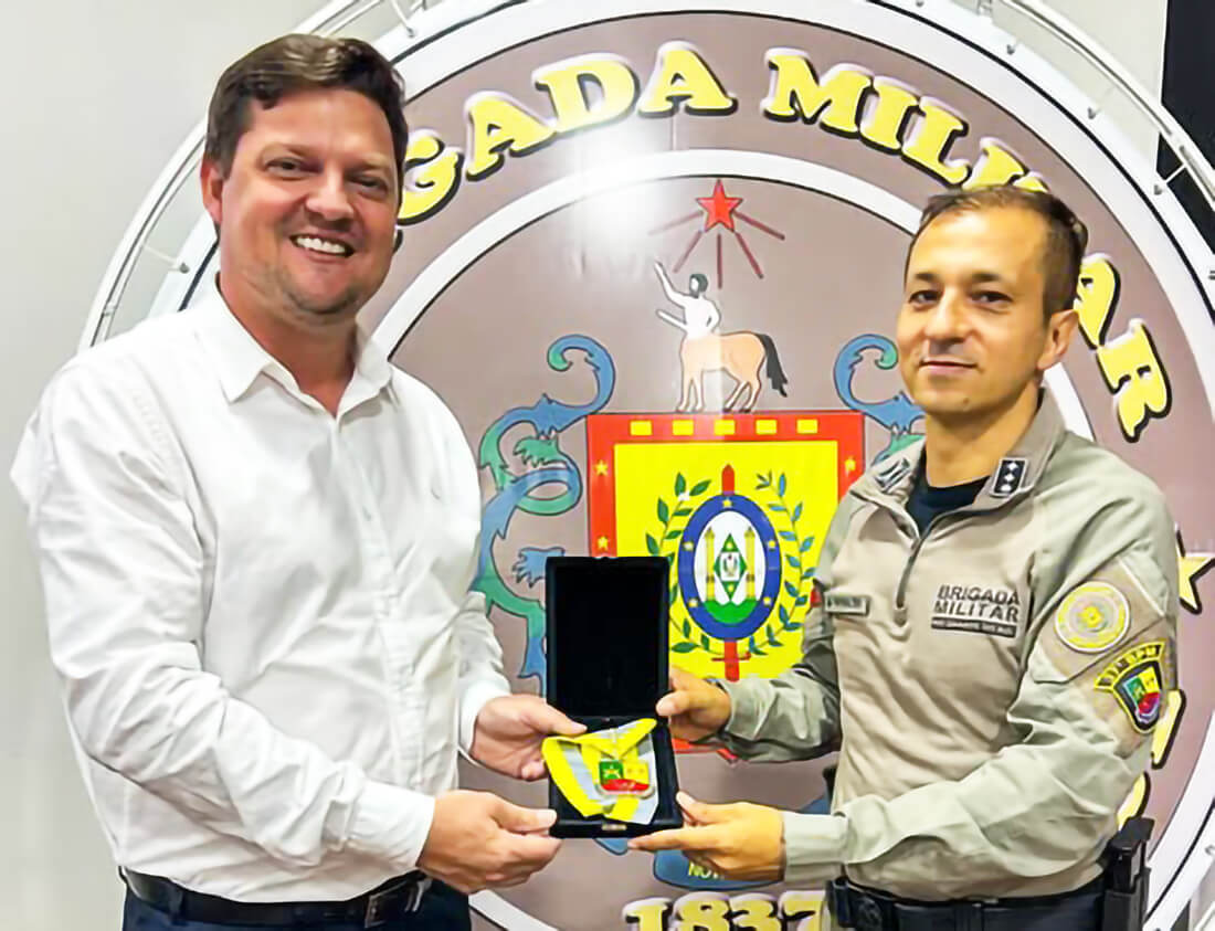 Capa Prefeito de Seberi, Adilson Balestrin, recebe Comenda do 37º BPM