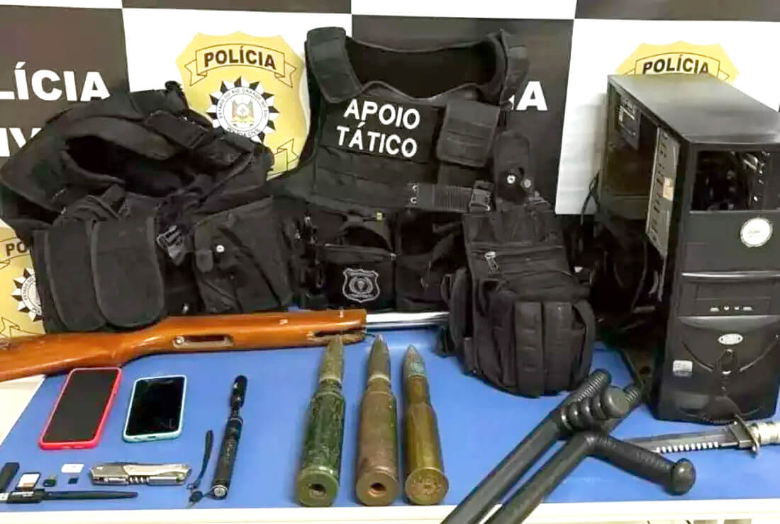 Capa Munições de tanques para artilharia antiaérea são encontrados após ameaças à escola