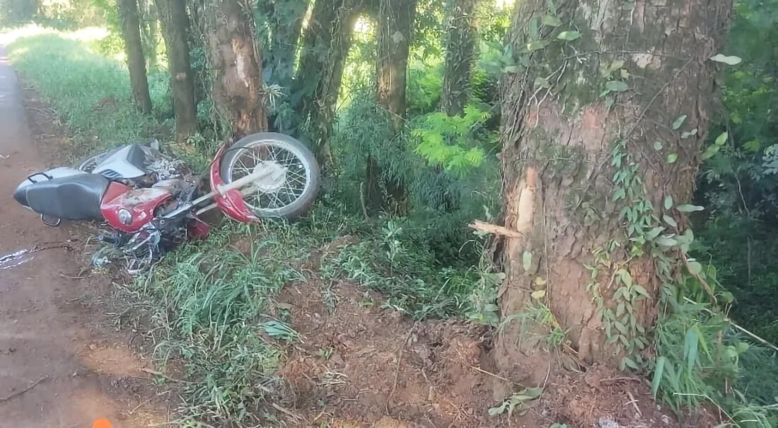 Capa Motociclista fica gravemente ferido após colisão contra árvores em Iporã do Oeste