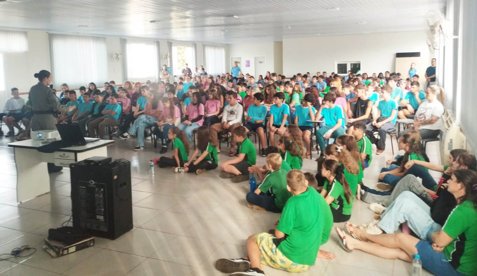 Capa Brigada Militar conscientiza estudantes sobre bullying em atividade educativa em Iraí